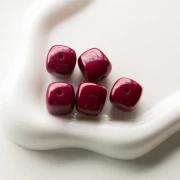 Perla cubica irregolare 16x17 mm in acrilico opaco - Bordeaux x10