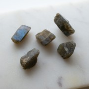 Perla grezza irregolare da 20-25 mm in pietra semipreziosa - Labradorite x1