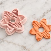 Tagliabiscotti a forma di fiore da 25 mm in polimero biodegradabile - Beige x1