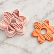 Tagliabiscotti a forma di fiore da 25 mm in polimero biodegradabile - Beige x1