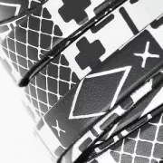 Laccetto cuoio motivi geometrici 10 mm Nero/Argentato x50cm