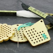 Pendente losanga in legno grezzo da personalizzare 53 mm per punto a croce