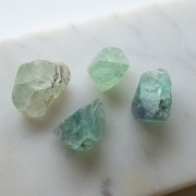 Perla grezza irregolare da 25 - 35 mm in pietra semipreziosa - Fluorite verde x1