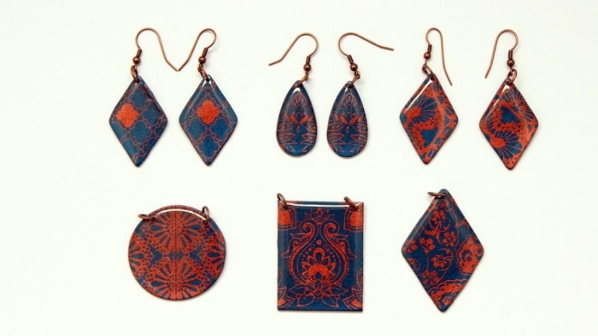 Schema Come utilizzare una serigrafia sulla pasta polimerica e la polvere di metallo