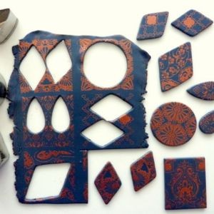 Come utilizzare una serigrafia sulla pasta polimerica e la polvere di metallo : Tappa 4