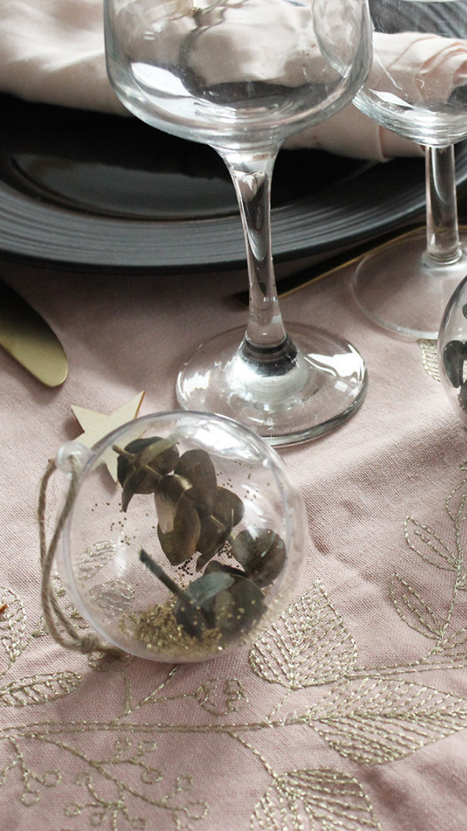 Schema Come decorare e apparecchiare una bella tavola di Natale?