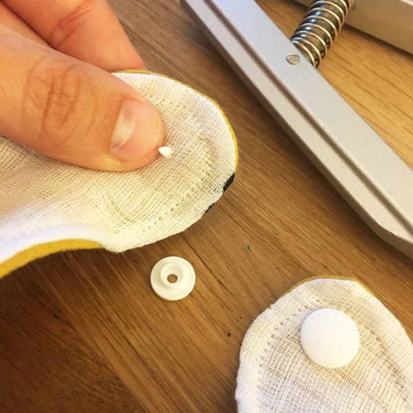 Come mettere uno scatto con le pinze? : Tappa 4