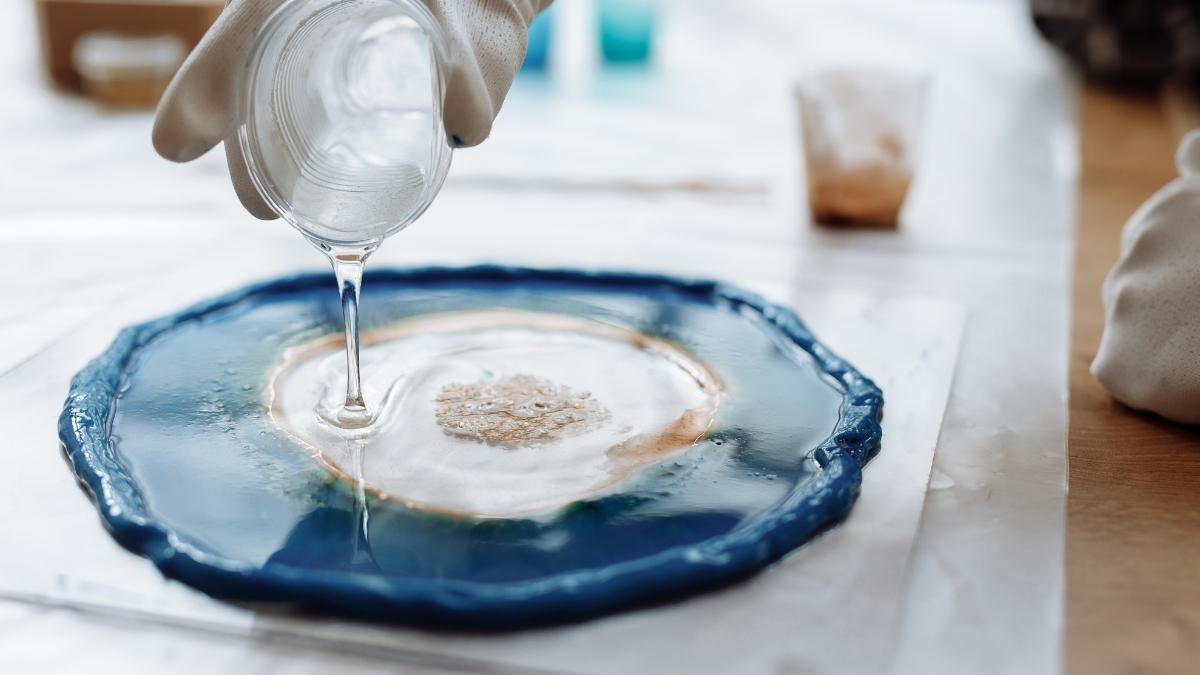 couler de la résine époxy