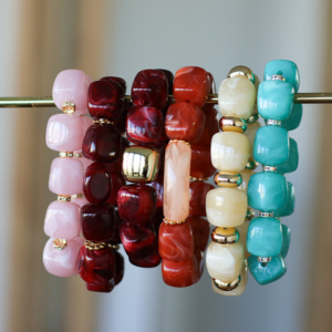 bracelet perles cubes en r&eacute;sine