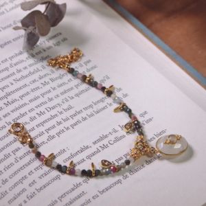 bracelet &agrave; breloque avec perles en pierre tourmaline