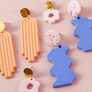 boucles d'oreilles pendantes oranges et bleues et cr&eacute;oles en forme de fleurs roses effet terrazzo