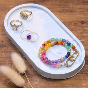 plateau ovale en jesmonite effet marbré bleu et blanc pour poser vos bijoux