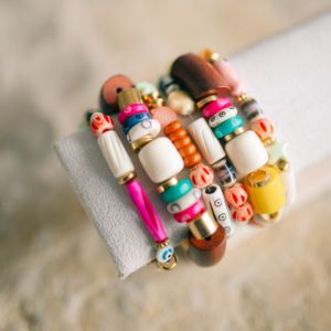 Bracelet élastique avec perles en matières naturelles colorées