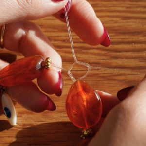 noeud chirurgien sur bracelet élastique