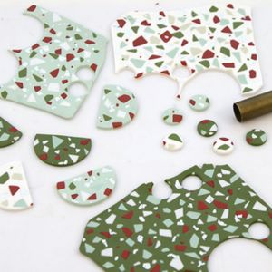 Boucles polym&egrave;res motif Terrazzo cuivre kaki et blanc