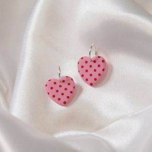 Boucles d'oreilles c&oelig;urs &agrave; pois en Fimo