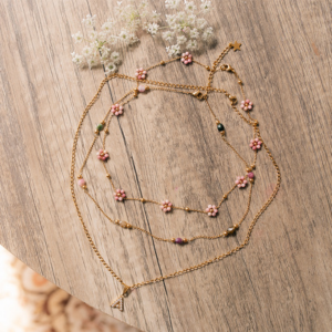 collier doré et pierre gemme