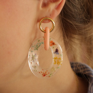 Boucles d'oreilles maillon en r&eacute;sine et fleurs s&eacute;ch&eacute;es r&eacute;sine