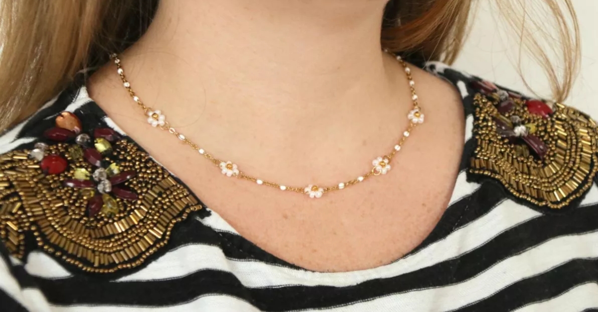 collier acier inox dor&eacute; et petites fleurs en perles de rocailles