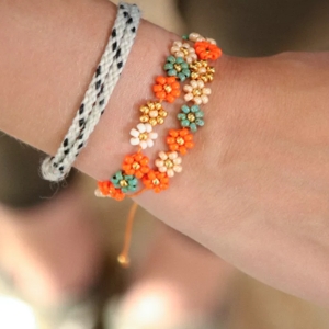 bracelet avec des fleurs perles de rocailles