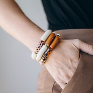 Bracelets élastiques avec perles tubes en résine