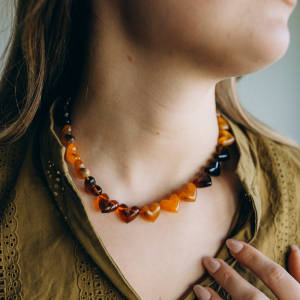 Collier DIY avec perles coeur en r&eacute;sine