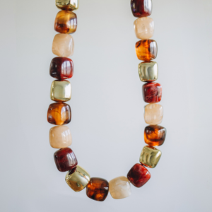 collier perles cubes irr&eacute;guli&egrave;res 