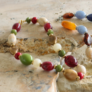 collier perles en r&eacute;sine color&eacute;es