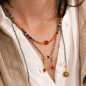 collier avec breloques en pierres naturelles