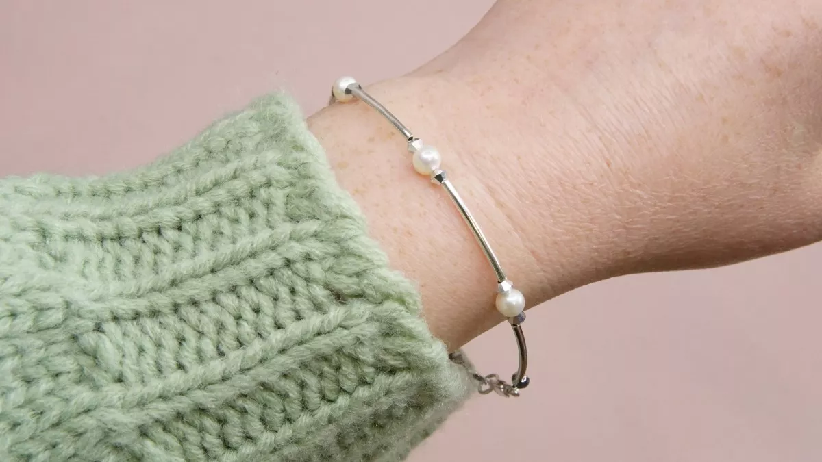 Bracciale semirigido in argento 925 con perle d'acqua dolce