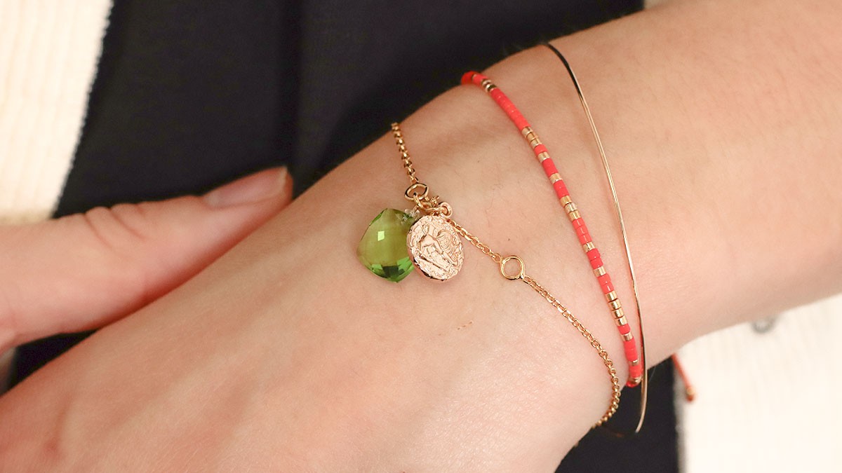 Schema Bracciale in oro con segno zodiacale e ciondolo in pietra preziosa