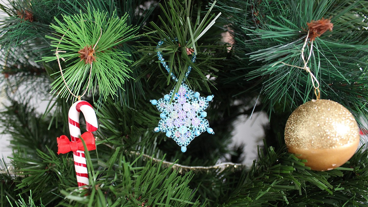 Decorazione natalizia fai da te con fiocchi di neve e glitter di Lunéville Decorazione natalizia fai da te con fiocchi di neve e glitter di Lunéville