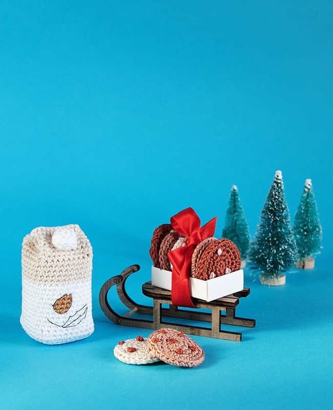 Mattone di latte di mandorle fai-da-te e biscotti all'uncinetto