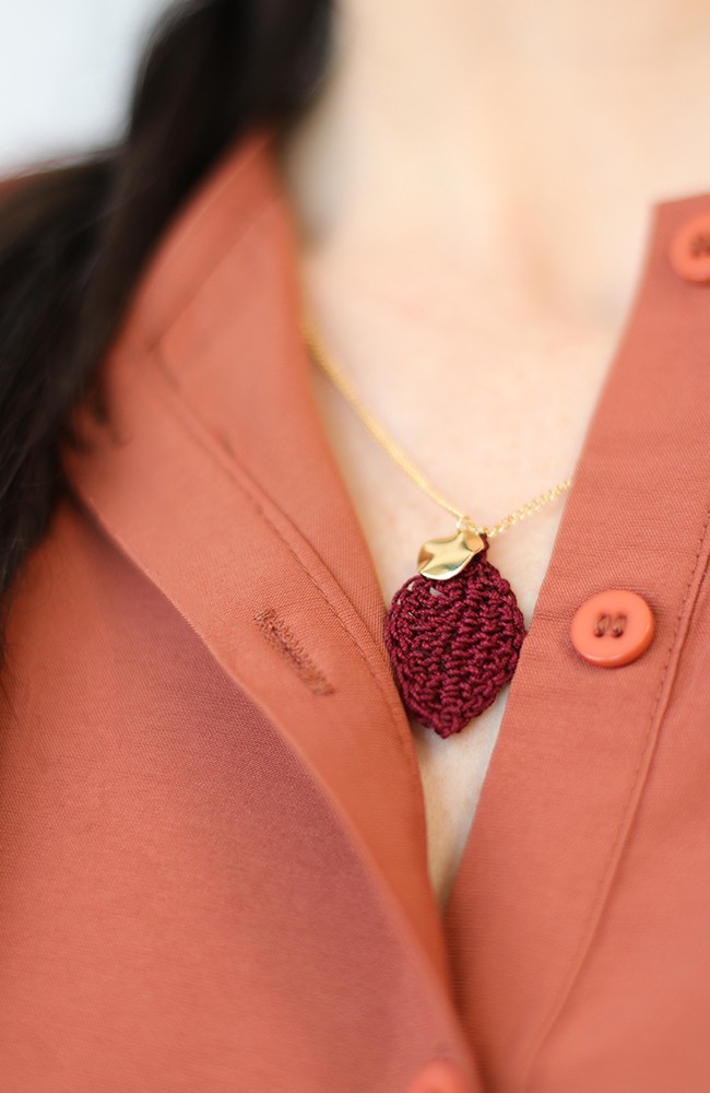 Schema Ciondolo foglia uncinetto fai-da-te e paillettes spiegazzate oro