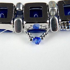 Bracciale Eléonore in perle PureCrystal e perle di vetro di Puca : Tappa 11