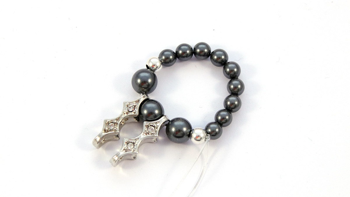 Anello elastico a 3 file con perle perlate : Tappa 2