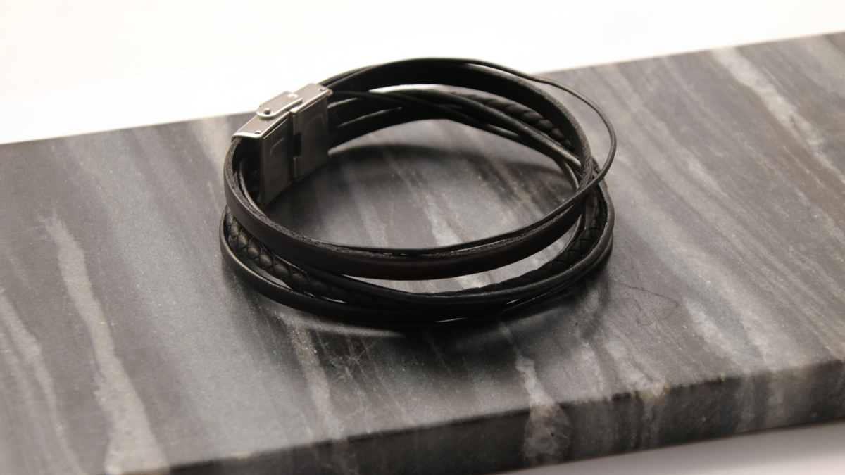 Schema Braccialetto multifili con laccetti e cordoncini di cuoio