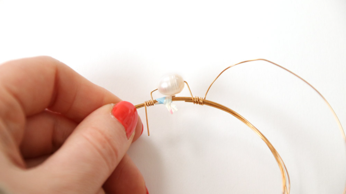 Braccialetti fai da te con filo d'ottone e perline PureCrystal : Tappa 2
