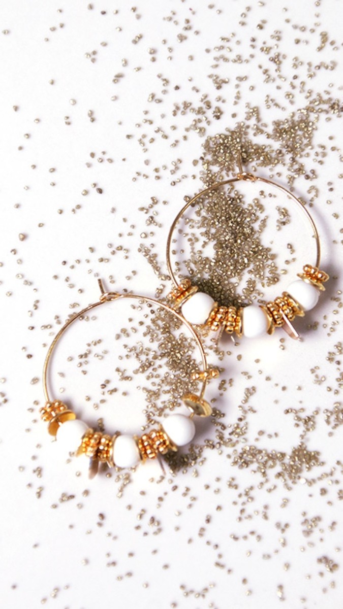 Schema Orecchini a cerchio rotondi con perle PureCrystal perlate e coppe d'oro Schema Orecchini a cerchio rotondi con perle PureCrystal perlate e coppe d'oro