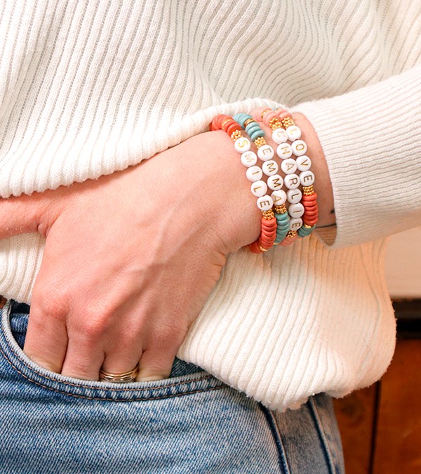 Bracciale messaggio fai-da-te con perle di ceramica heishi e perle di lettere : Tappa 5 Bracciale messaggio fai-da-te con perle di ceramica heishi e perle di lettere : Tappa 5