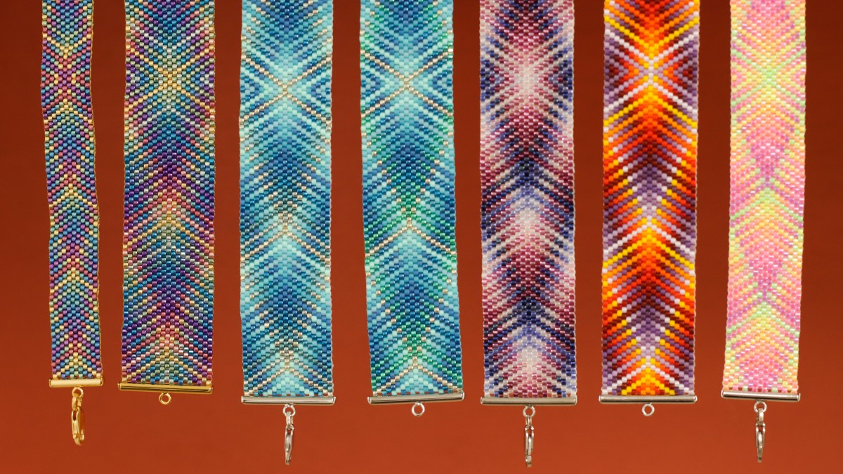 Bracciale brasiliano motivo ipnotico in tessitura di perle Miyuki Délicas 11/0