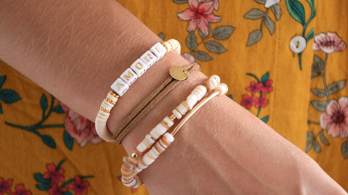 Bracciale 2 in 1 in madreperla heishi e perle riempite d'oro