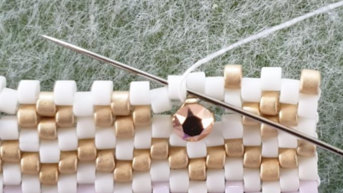 Bracciale a trama peyote con perle Miyuki Delicas 11/0 con inserto PureCrystal Crystal Mesh Strass : Tappa 7