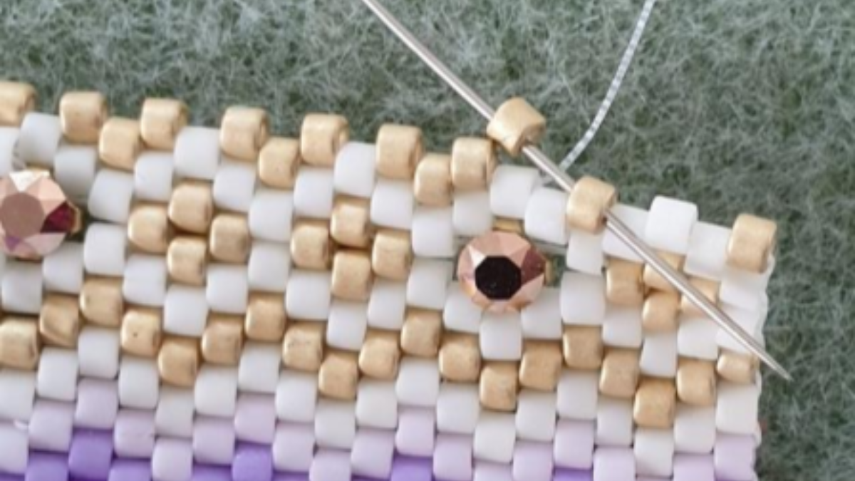 Bracciale a trama peyote con perle Miyuki Delicas 11/0 con inserto PureCrystal Crystal Mesh Strass : Tappa 8