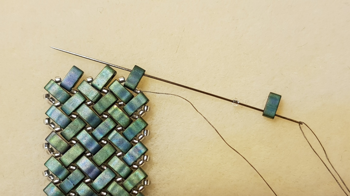 Collana a spina di pesce con perle di semi di Miyuki e Half Tila di Mariette Bessac : Tappa 2 Collana a spina di pesce con perle di semi di Miyuki e Half Tila di Mariette Bessac : Tappa 2