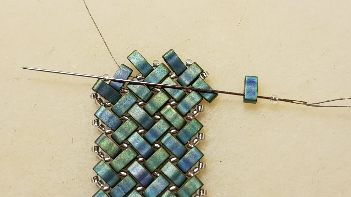 Collana a spina di pesce con perle di semi di Miyuki e Half Tila di Mariette Bessac : Tappa 4 Collana a spina di pesce con perle di semi di Miyuki e Half Tila di Mariette Bessac : Tappa 4