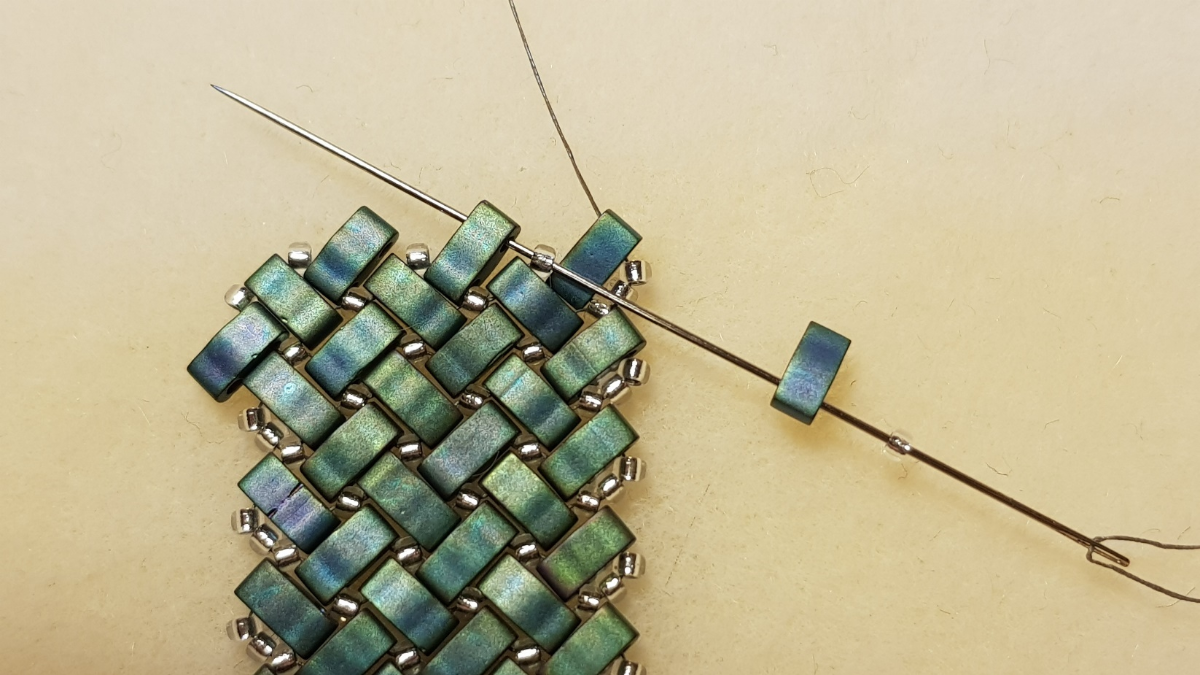 Collana a spina di pesce con perle di semi di Miyuki e Half Tila di Mariette Bessac : Tappa 5 Collana a spina di pesce con perle di semi di Miyuki e Half Tila di Mariette Bessac : Tappa 5