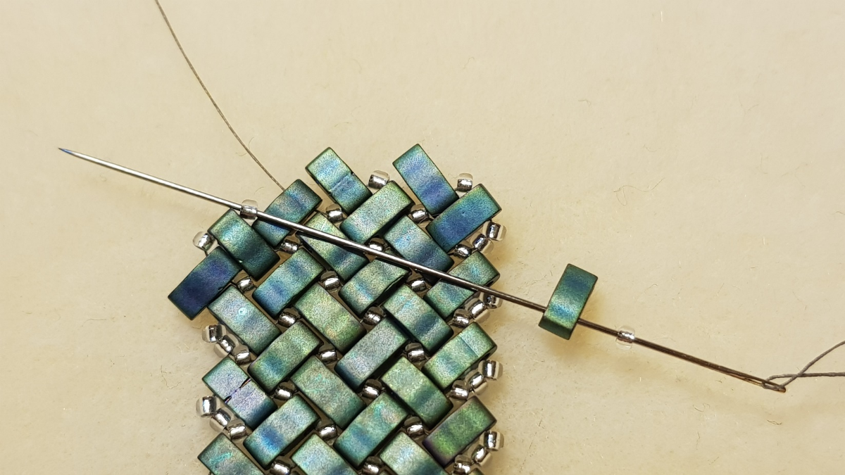 Collana a spina di pesce con perle di semi di Miyuki e Half Tila di Mariette Bessac : Tappa 7 Collana a spina di pesce con perle di semi di Miyuki e Half Tila di Mariette Bessac : Tappa 7