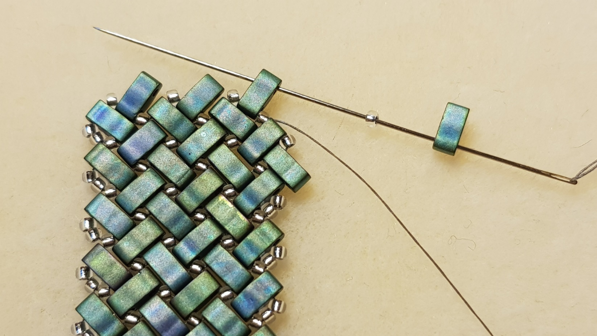 Collana a spina di pesce con perle di semi di Miyuki e Half Tila di Mariette Bessac : Tappa 8 Collana a spina di pesce con perle di semi di Miyuki e Half Tila di Mariette Bessac : Tappa 8