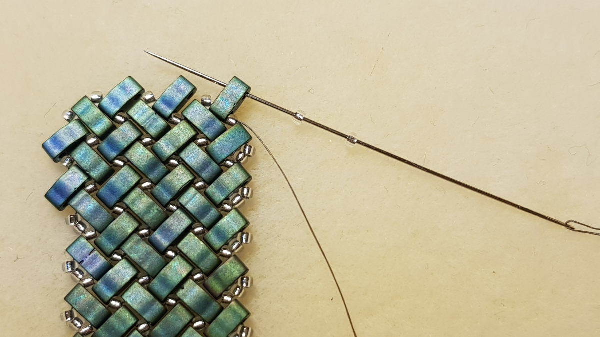 Collana a spina di pesce con perle di semi di Miyuki e Half Tila di Mariette Bessac : Tappa 9 Collana a spina di pesce con perle di semi di Miyuki e Half Tila di Mariette Bessac : Tappa 9